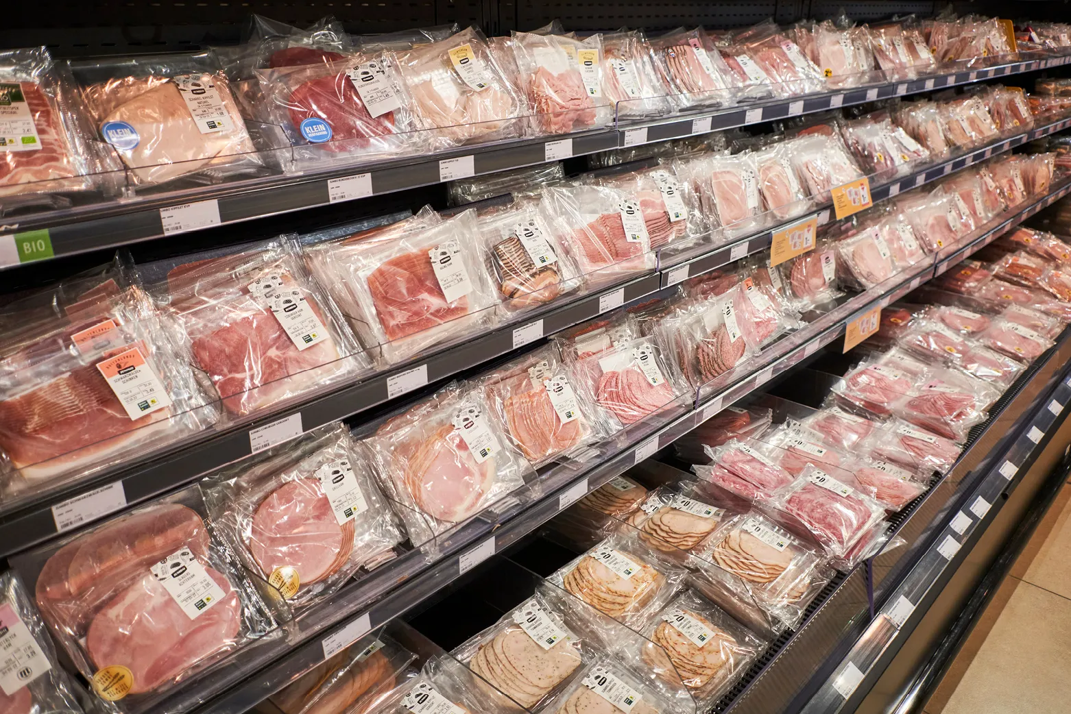 Beeld: supermarktschap met veel vlees