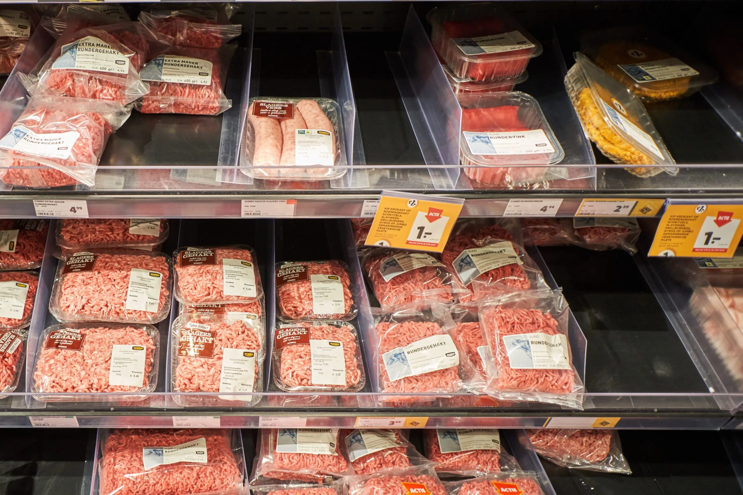 Beeld: supermarktschap met vlees