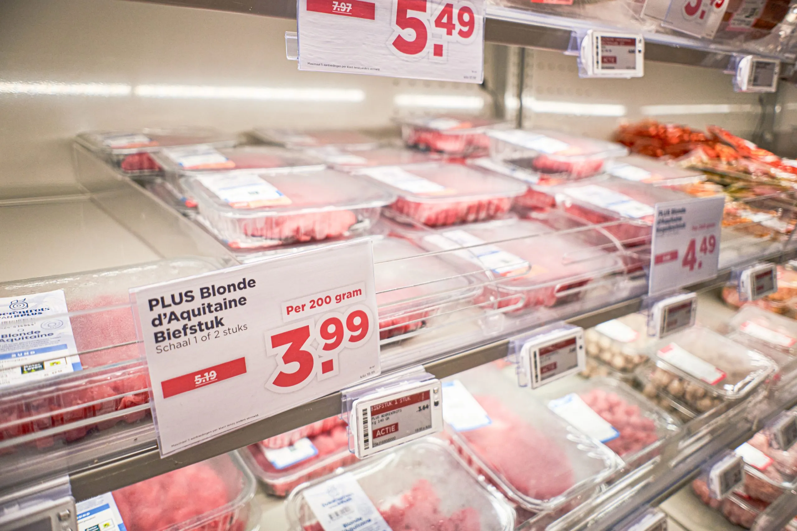 Beeld: vleesschap met aanbiedingen bij supermarkt Plus