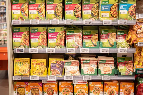 Beeld: pakjes en zakjes in het supermarktschap